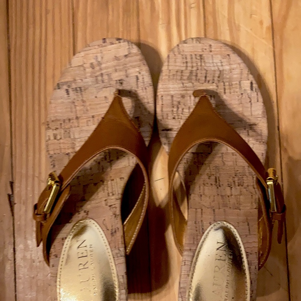 These shoes are so simple yet so cute.